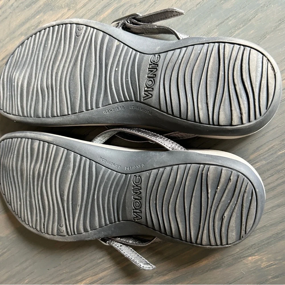 Vionic flip flops - Picture 3 of 3